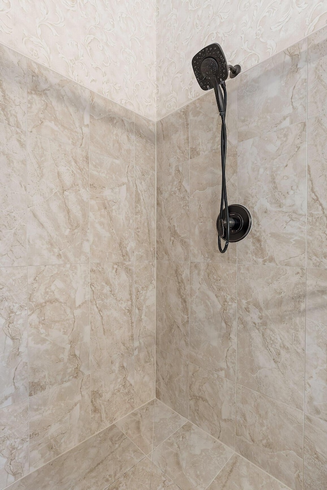 room details featuring a tile shower