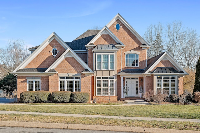 craftsman-style house featuring a front lawn