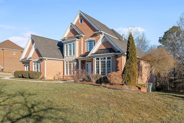 view of front of property featuring a front lawn