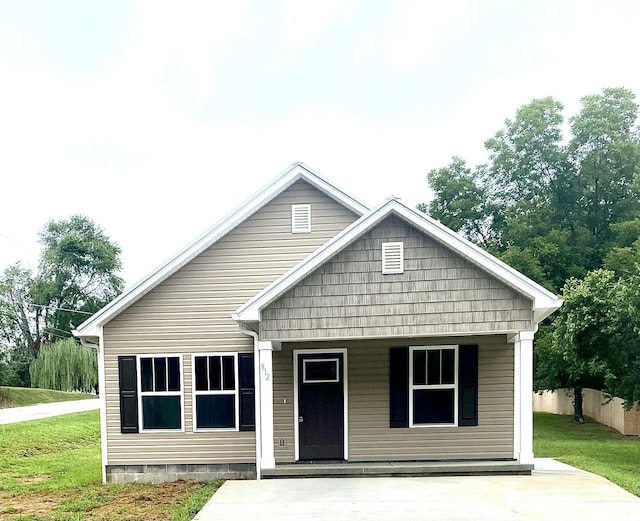 view of front facade with a front lawn