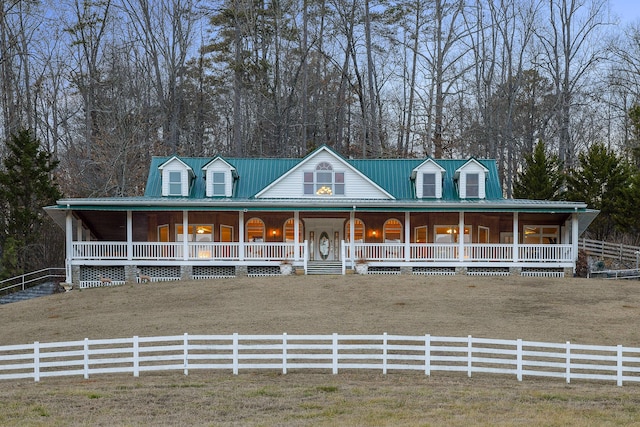 farmhouse-style home featuring a front yard and covered porch