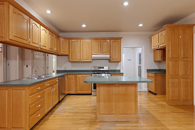 kitchen with sink, crown molding, kitchen peninsula, and appliances with stainless steel finishes