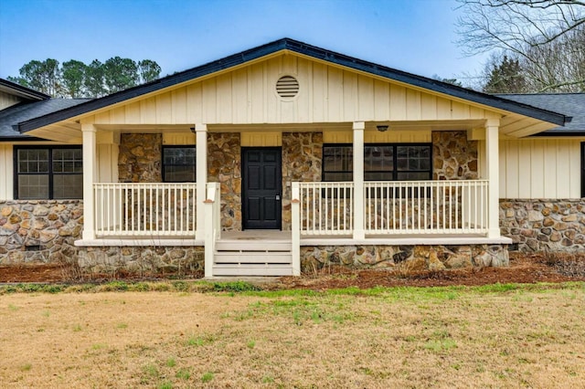 single story home with covered porch and a front lawn