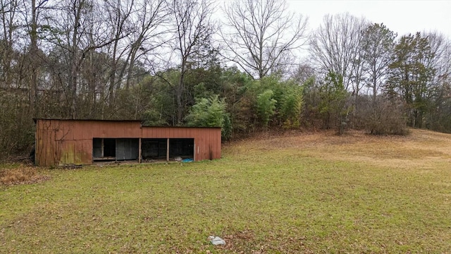 view of yard featuring an outdoor structure