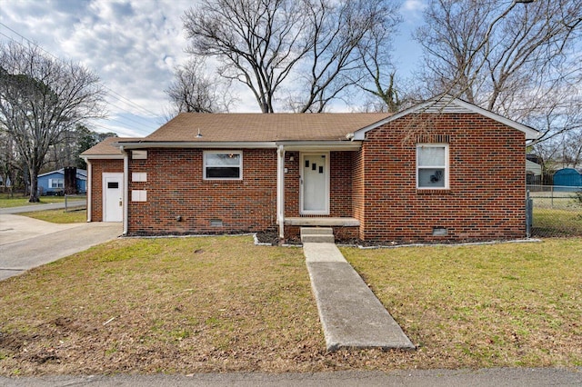 view of front of property featuring a front yard