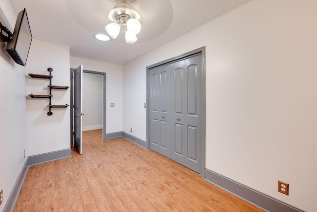 entrance foyer featuring light wood finished floors, baseboards, and a ceiling fan