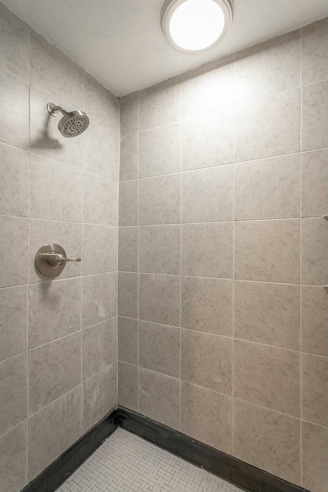 bathroom featuring tiled shower