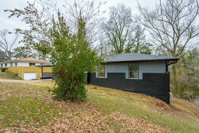 view of side of property featuring a lawn