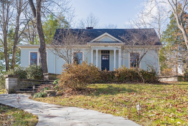 view of front of home featuring a front lawn