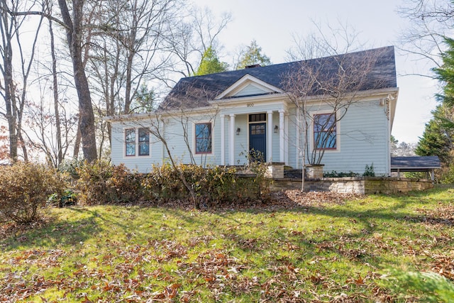 view of front of home featuring a front lawn