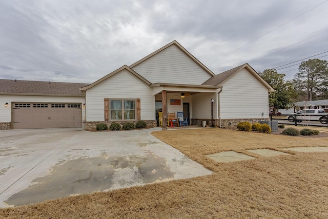 craftsman inspired home featuring a garage, ceiling fan, and a front lawn