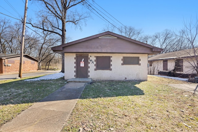 bungalow featuring a front yard