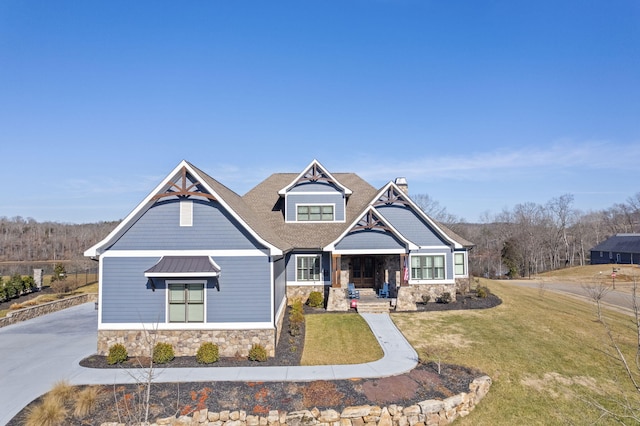 craftsman inspired home with a front lawn and covered porch