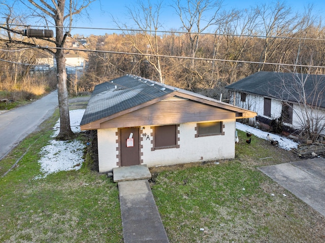 view of front of property with a front lawn