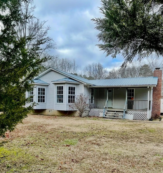 ranch-style house featuring a porch and a front yard