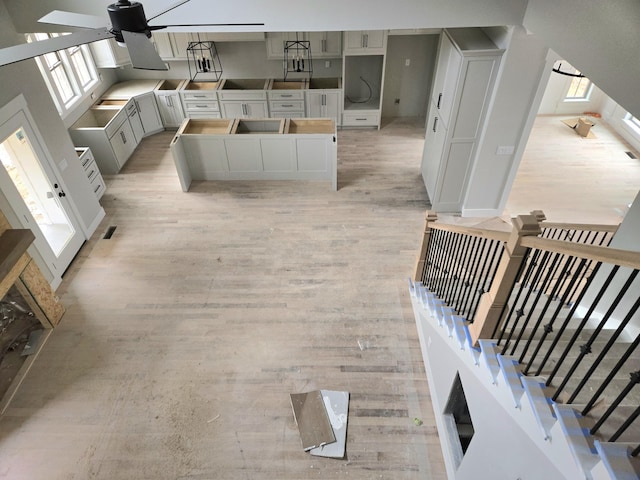 9892 Trestle Cir Unit 50, Ooltewah, TN 37363 - kitchen with light wood-type flooring, a ceiling fan, and a center island
