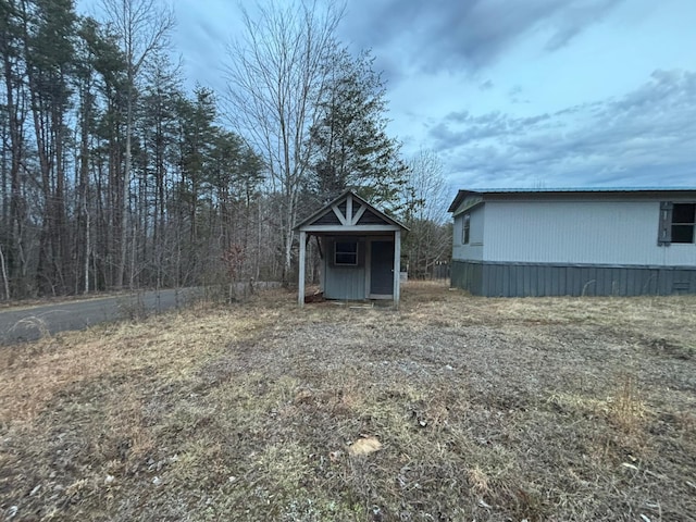 view of yard with an outbuilding