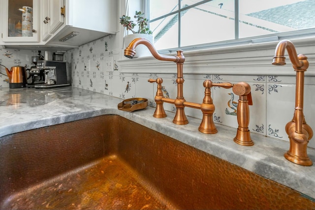 details with white cabinetry, indoor wet bar, and tasteful backsplash