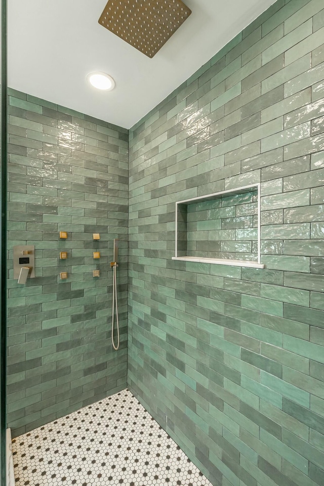 bathroom featuring tiled shower