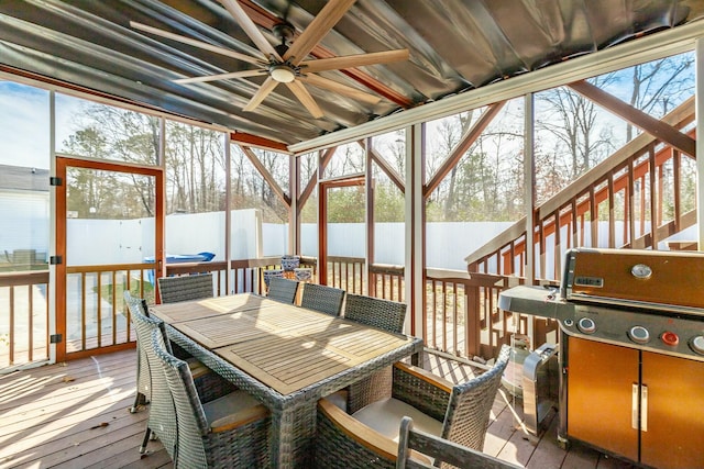 sunroom with ceiling fan