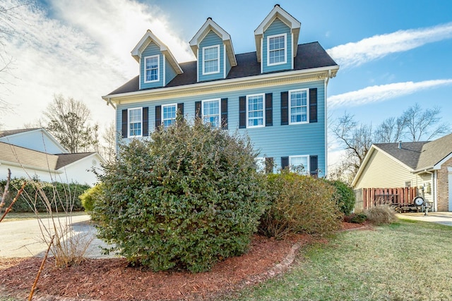 view of front facade featuring a front lawn