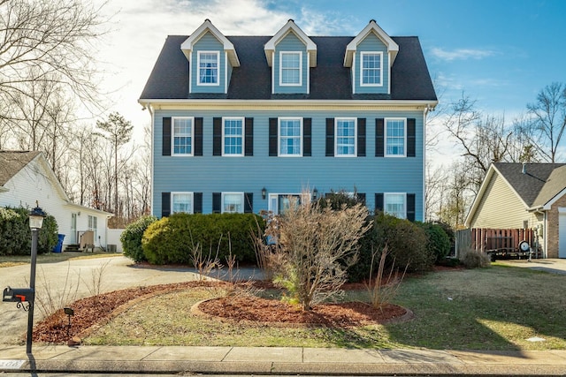 view of front of property featuring a front yard