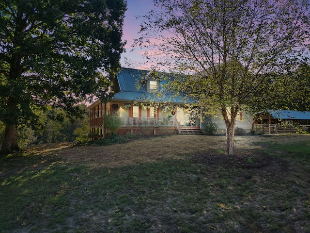 view of front of home featuring a porch and a lawn