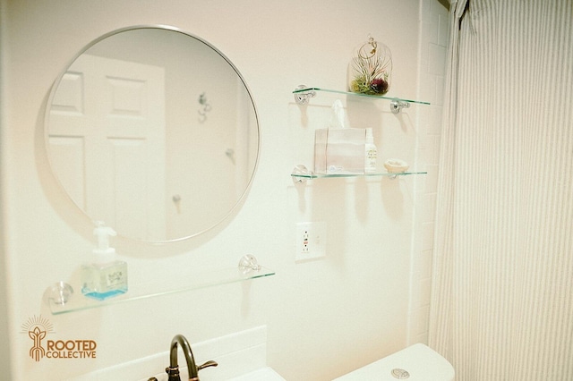 bathroom featuring a sink