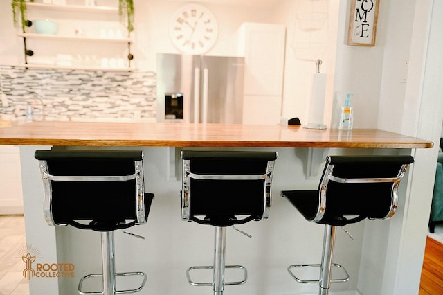 kitchen with decorative backsplash