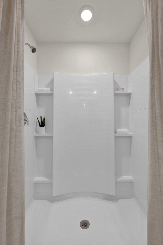 bathroom featuring a shower with shower curtain