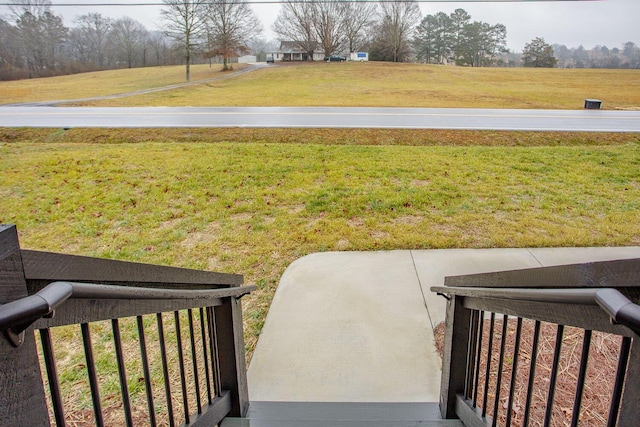 view of yard featuring a rural view