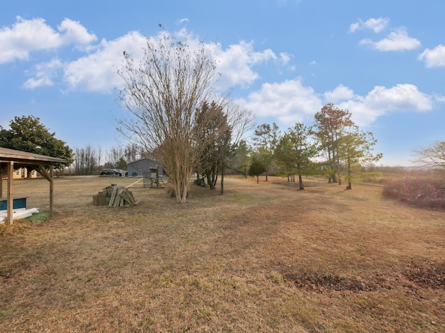 view of yard with a rural view