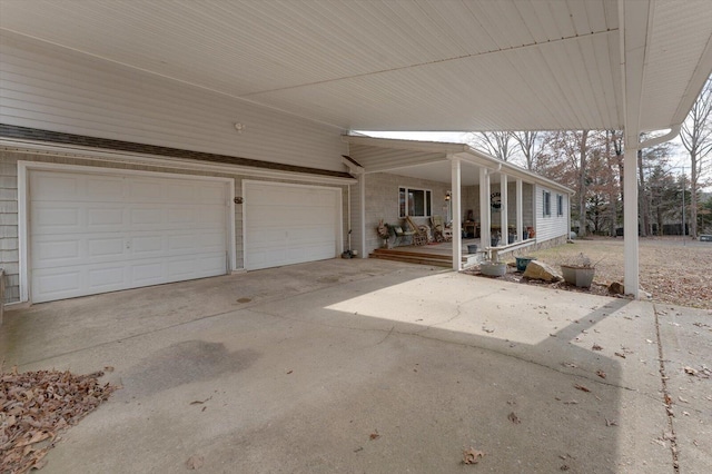 garage featuring a porch