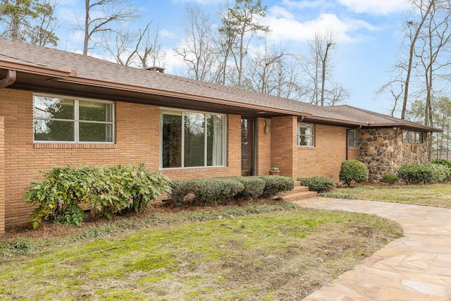 single story home with a front lawn