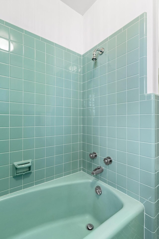 bathroom with tiled shower / bath