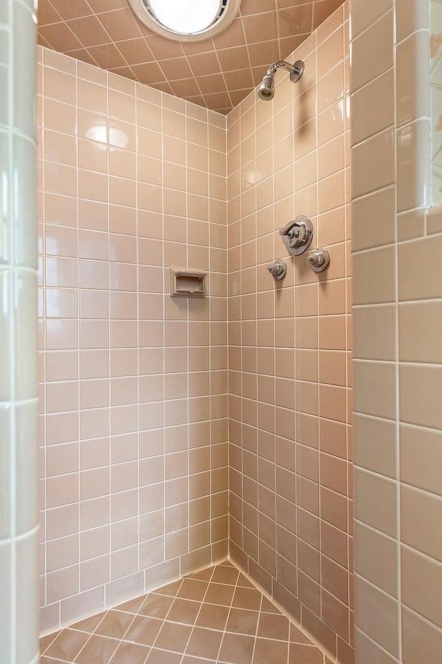 bathroom featuring tiled shower