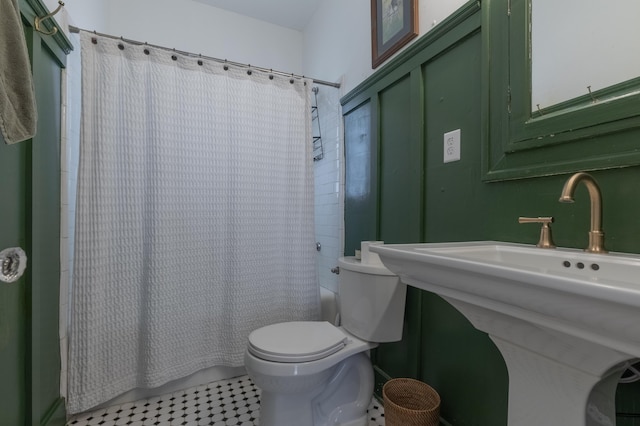 full bathroom featuring shower / tub combo with curtain, toilet, and sink