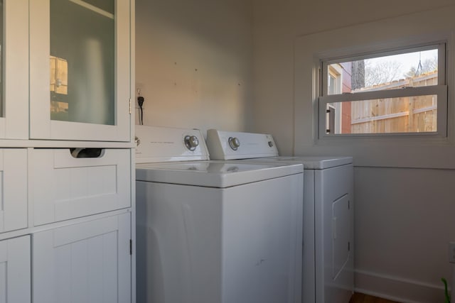 washroom featuring cabinets and washing machine and clothes dryer