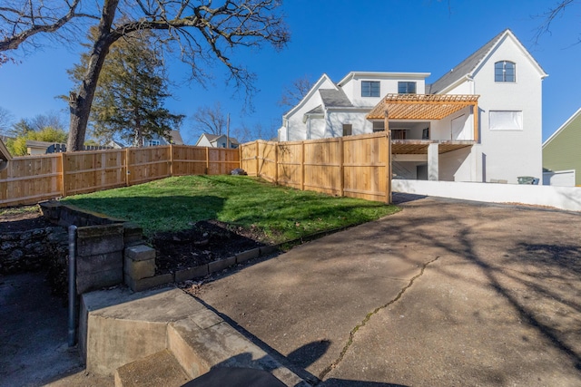 view of yard with a pergola