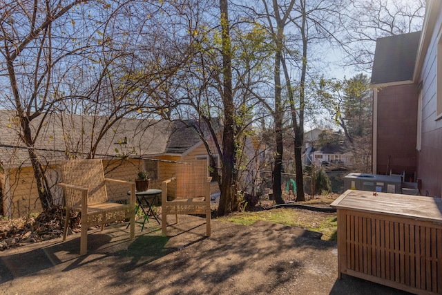 view of yard featuring a hot tub