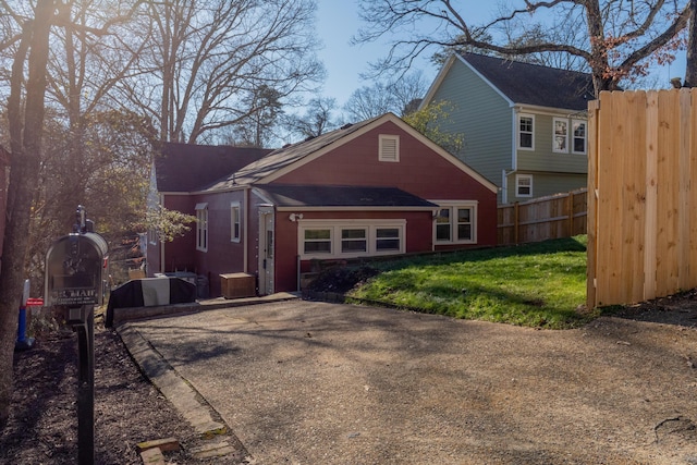 view of front of home featuring a front lawn