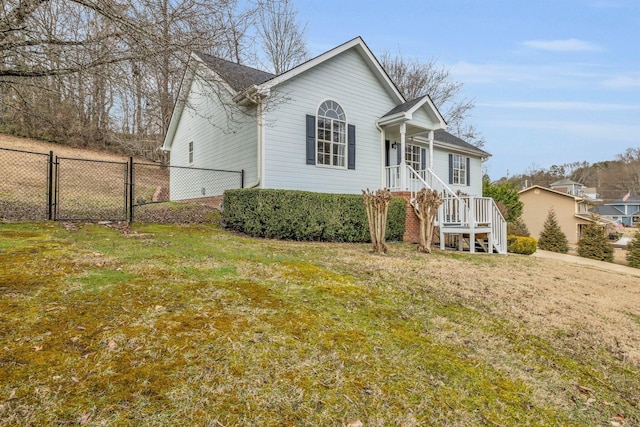 view of front of property featuring a front lawn