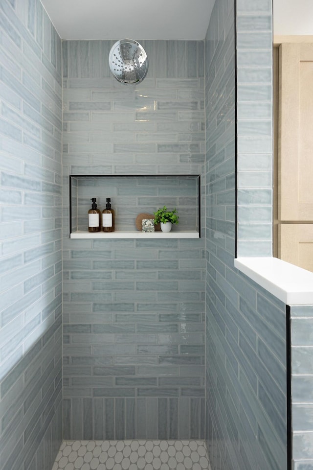 bathroom featuring tiled shower