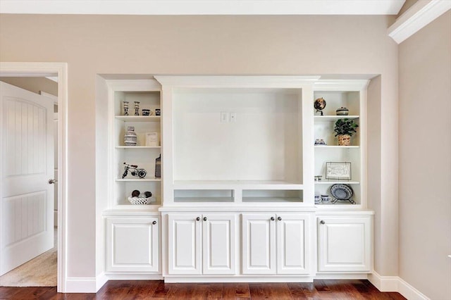 interior details with hardwood / wood-style floors and built in features