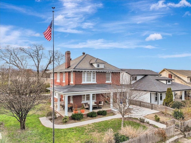 view of front of property featuring a patio and a front yard