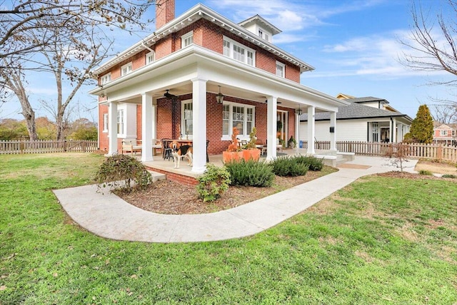 view of front facade with a front yard and ceiling fan