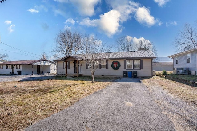 ranch-style house featuring a front lawn