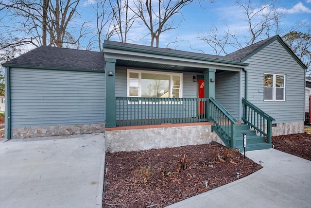 ranch-style home with a porch