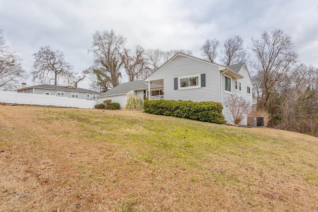 view of front of property featuring a front lawn