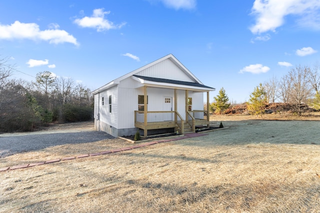 view of front facade featuring a front yard and covered porch